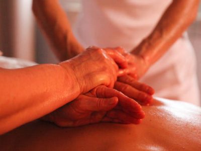 massage prodigué par deux masseuses